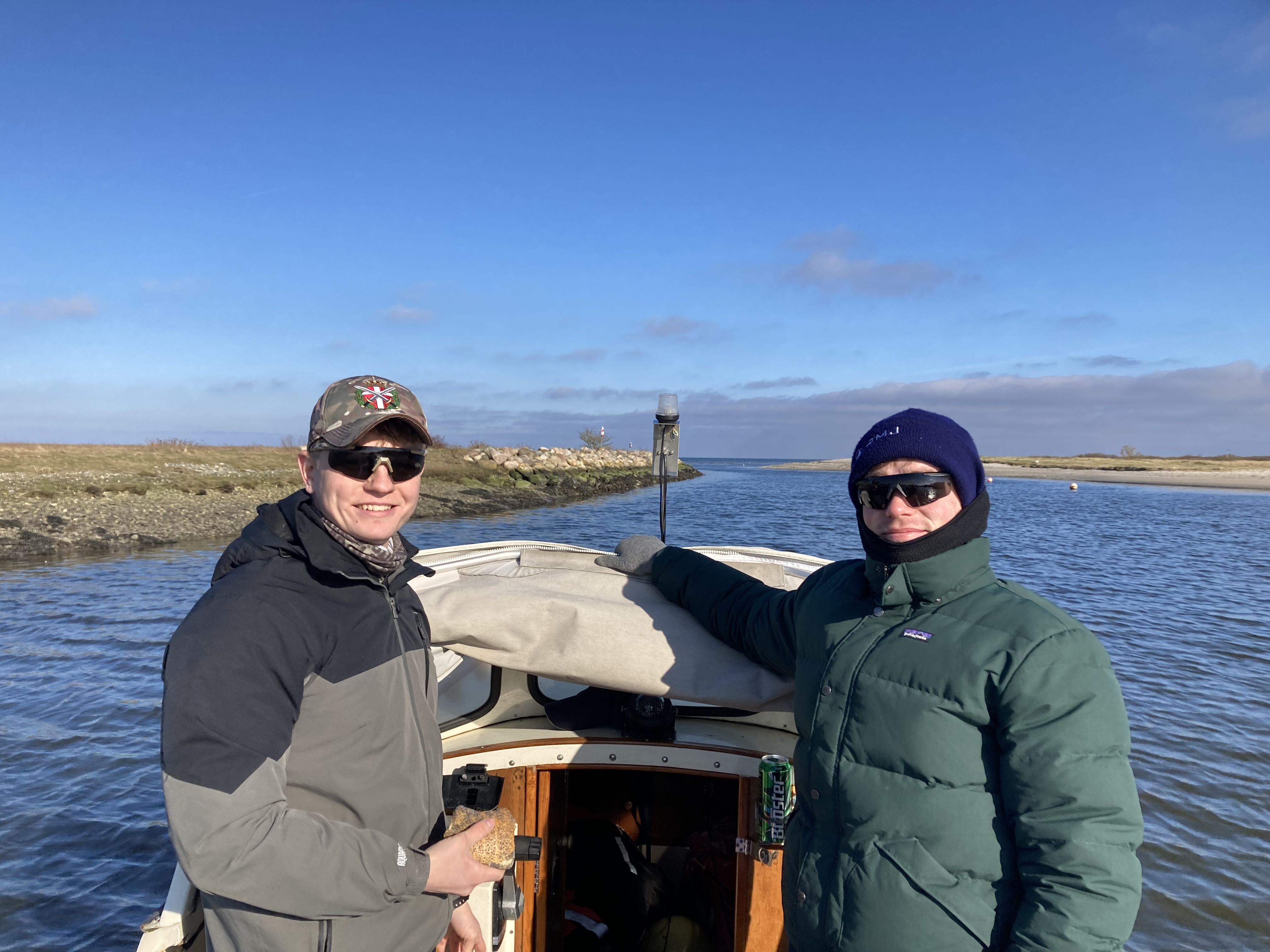 To fiskere på båd på kold dag