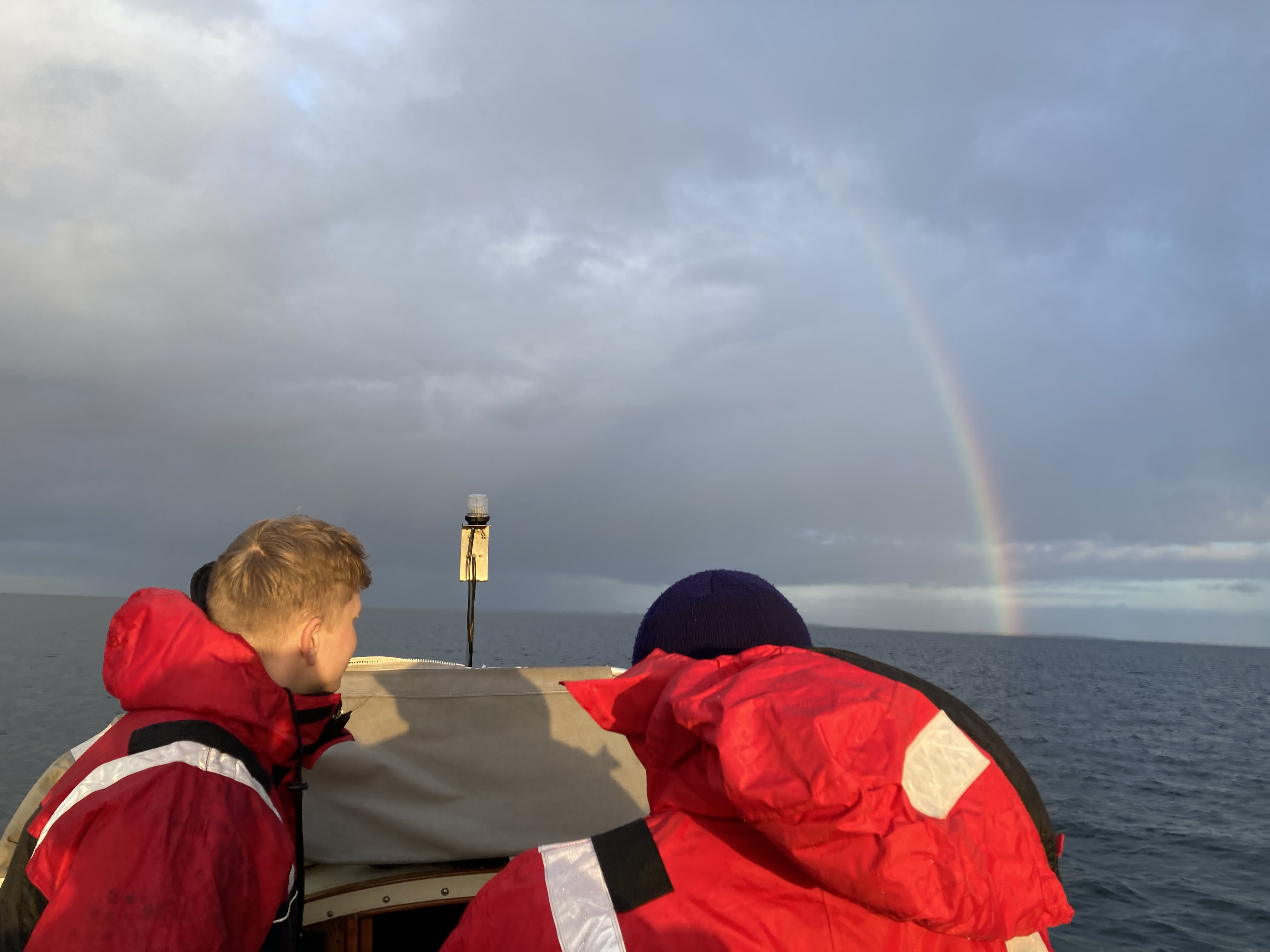 Regnbue på bådtur til Tunø